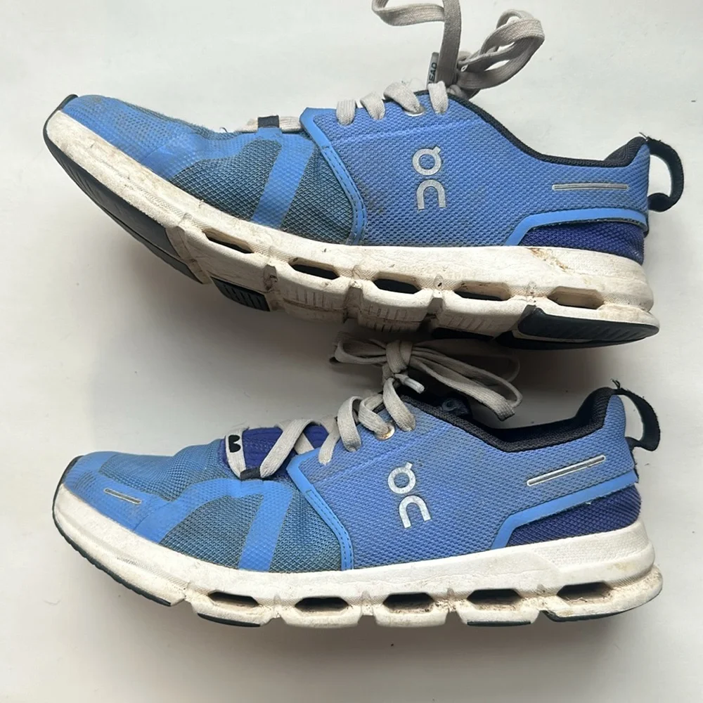 Kids blue on cloud shoes, size 5Y